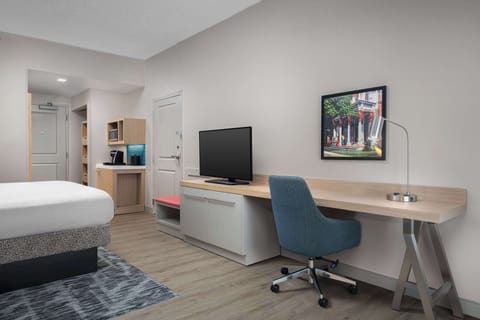 Premium bedding, in-room safe, desk, laptop workspace