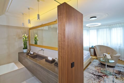 Suite Stadthaus | Bathroom | Free toiletries, hair dryer, slippers, towels