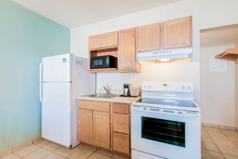 King Sofabed with Kitchenette-Non Smoking | Private kitchen | Microwave, coffee/tea maker