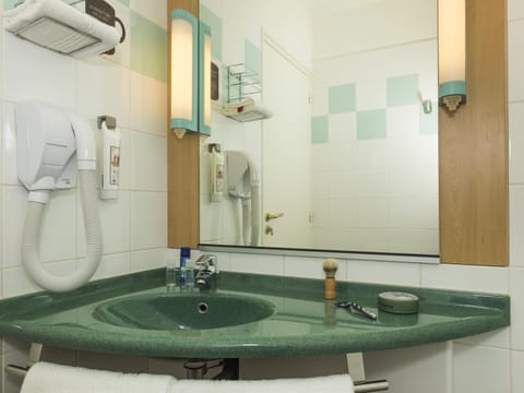 Standard Room, 1 Double Bed | In-room safe, desk, blackout drapes, soundproofing