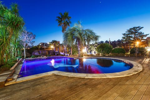 Seasonal outdoor pool, pool umbrellas