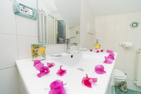 Deluxe Quadruple Room, Terrace | Bathroom | Shower, rainfall showerhead, free toiletries, hair dryer