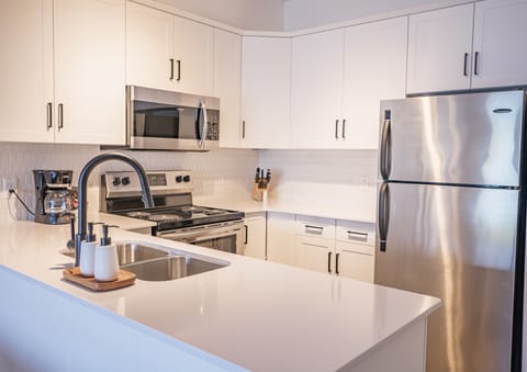 Full-size fridge, microwave, oven, stovetop