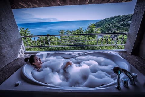 Jacuzzi Seaview | Deep soaking bathtub