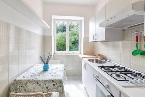 cucina abitabile con vista sul parco e terrazzo della villa