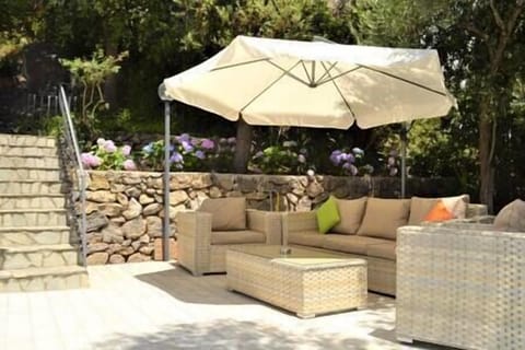 terrazzo esterno arredato