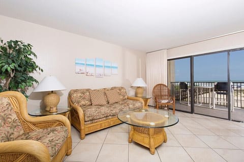 Old-school charm, beachfront views, and excellent amenities: our South Padre Island condo rental is just what you need to start your vacation off on the right flip flop.