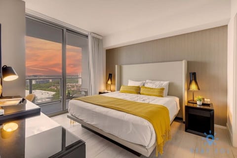 Bedroom 1 (King Bed)