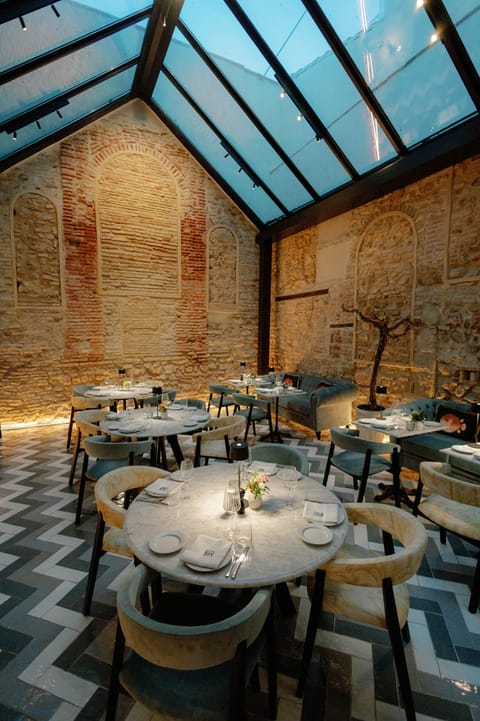 2 restaurants, breakfast, dinner, brunch served; Mediterranean cuisine