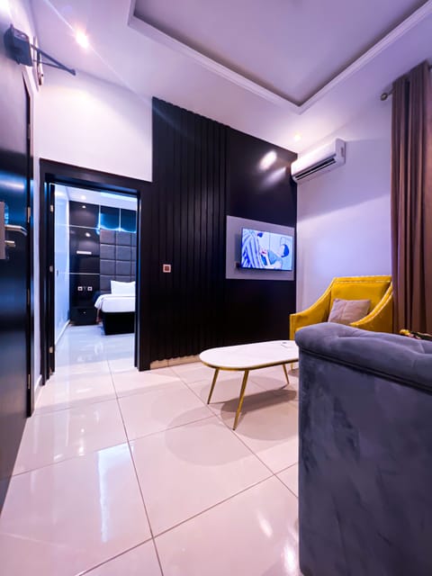 Executive Suite | Living area | 43-inch LED TV with satellite channels, TV