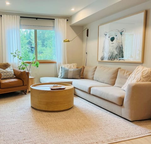 Welcome to thisnewly renovated condoThe NEW Creekside Gondola is only steps away if you want to hit the slopes or the bike park. You can walk to lakes, shopping, restaurants, and more. A short bus, drive, or cab ride will take you to the main villa