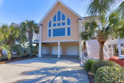 Welcome to Coral Cottage which is located within walking distance to the beach.