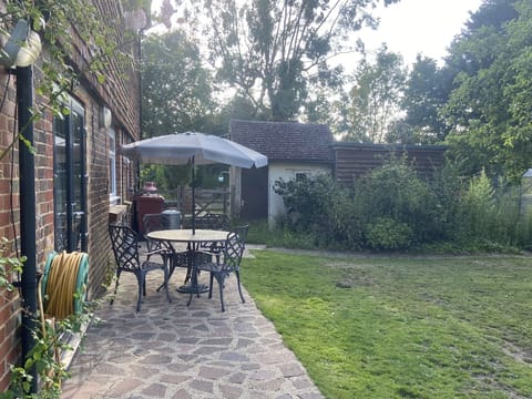 The Annexe@Woodland Outdoor Patio/Dining Area with Table, Chairs & Parasol
