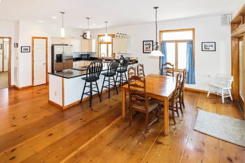 Kitchen / Dining Area