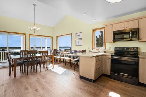 Dining Table / Kitchen