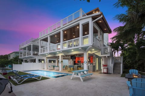 Welcome to your perfect getaway! Imagine sipping your morning coffee on the spacious deck, surrounded by nature’s beauty. This charming house is more than just a place to stay; it’s a cozy retreat where relaxation meets adventure. 