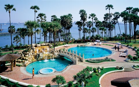 2 outdoor pools, sun loungers