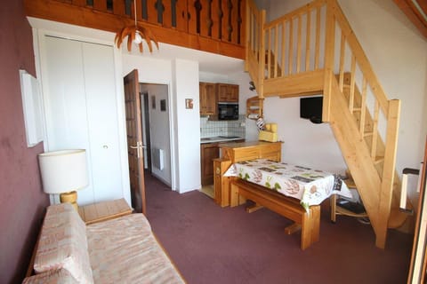 10m from ski slopes, 6th floor, view mountain, balcony, tv, ski locker, 27m², Auris en Oisans Apartment in Auris