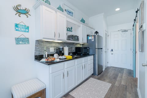 Great Kitchen ,granite,with tiled backsplash, New Refridgerator, Ice maker.
