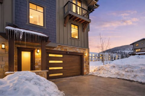 Arrive to modern mountain style with private garage parking and a welcoming alpine setting just minutes from Park City's best skiing, dining, and adventure.