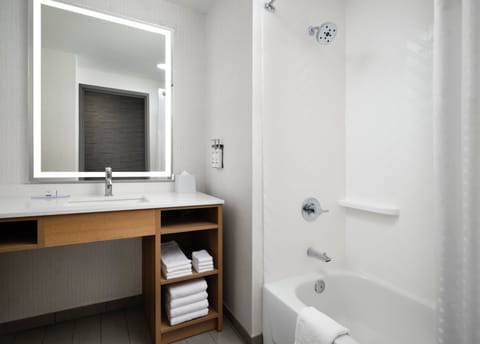 Combined shower/tub, free toiletries, hair dryer, towels