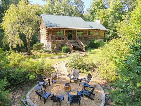 Clyde`s Cabin is on 1.5 acres with vista views of Tiger Mountain & range beyond.  Enjoy bonfires with your crew, and lazy afternoons on our porch swing with wonderful mountain views!