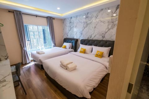 Triple Room with Balcony | Hypo-allergenic bedding, free minibar, desk, soundproofing