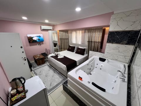 Deluxe Double Room with Jacuzzi | Minibar, iron/ironing board, free WiFi, bed sheets