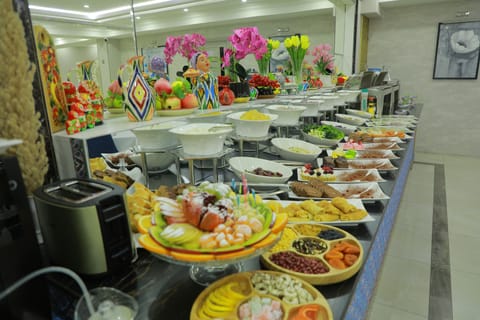 Free daily buffet breakfast