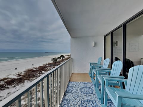 Welcome to Edgewater Leeward #306