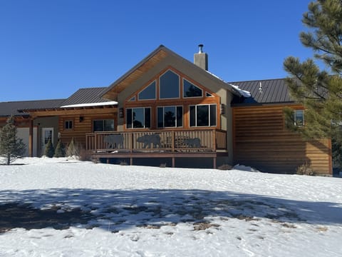 Very nice cabin with lovely front porch