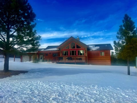Gorgeous single-story 3-bed, 3-bath cabin with both front and back decks & views