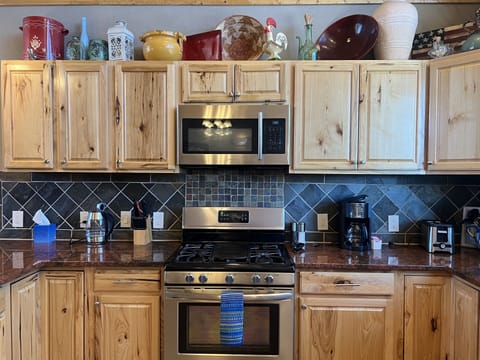 Stainless Steel gas range with optional griddle. Nice granite countertops.
