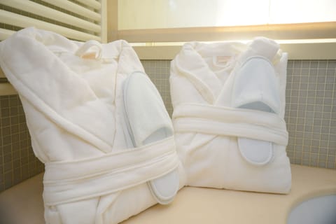 Junior Suite | Minibar, in-room safe, desk, blackout drapes