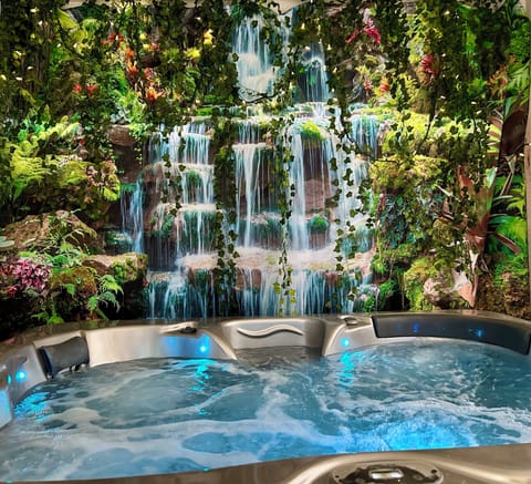 Relax in the hot tub in the private curtained porch. It's a tropical oasis.