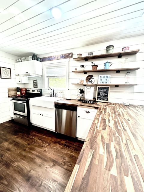 The kitchen is fully equipped for any meal. 