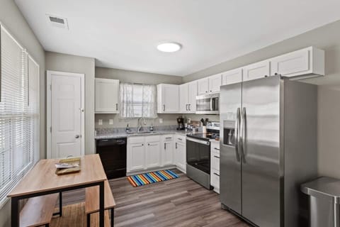 Full kitchen & dining area. 