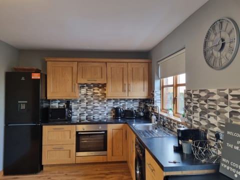 House, 3 Bedrooms | Private kitchen | Cookware/dishes/utensils