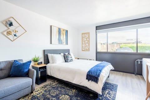 Queen bed with luxury linens.