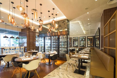 6 restaurants; breakfast, lunch, dinner, and brunch served