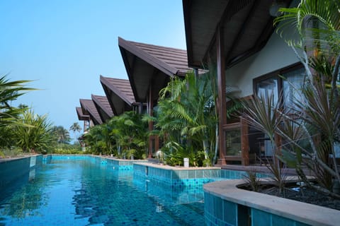 Luxury Room, 1 King Bed, Pool View, Poolside | Egyptian cotton sheets, premium bedding, memory foam beds, minibar