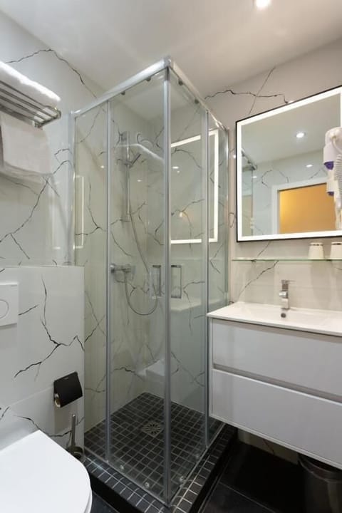 Shower, hair dryer, towels