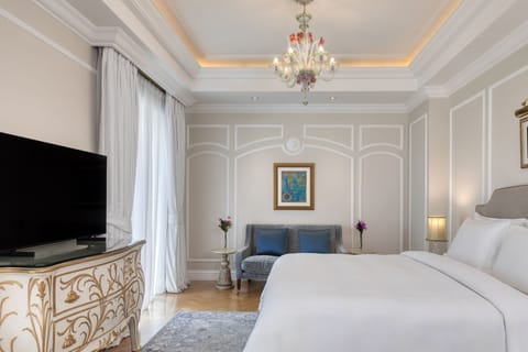 Deluxe Acropolis, Guest room, 1 King, Acropolis view, City View | Premium bedding, minibar, in-room safe, individually decorated