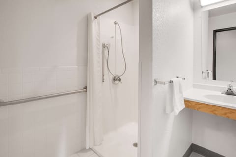 Combined shower/tub, hair dryer, towels