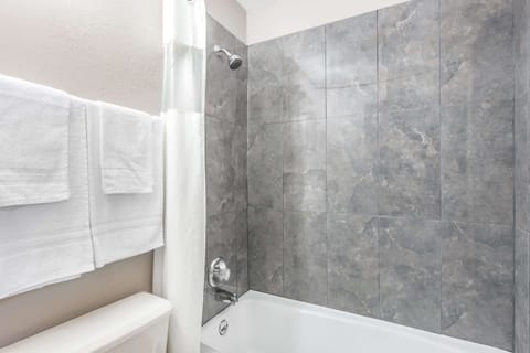 Combined shower/tub, hair dryer, towels