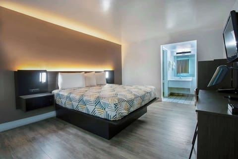 Laptop workspace, iron/ironing board, free WiFi, bed sheets