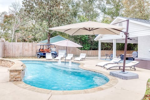 Gorgeous outdoor area with Heated pool option, 4 pool loungers, & tanning ledge