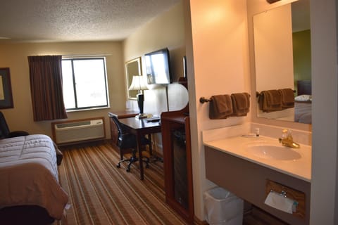 Room, 1 Queen Bed | Desk, blackout drapes, soundproofing, iron/ironing board