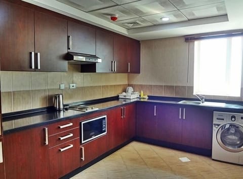 Executive Apartment, 1 King Bed | Private kitchenette | Fridge, microwave, stovetop, dishwasher