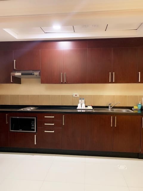 Superior Studio, 1 King Bed | Private kitchen | Fridge, microwave, stovetop, dishwasher